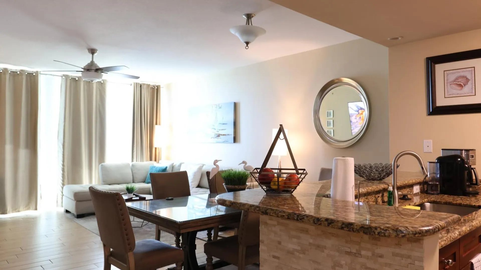 Aqua 1504 Beachfront Condo With Free Beach Chairs بنما سيتي بيتش شقة