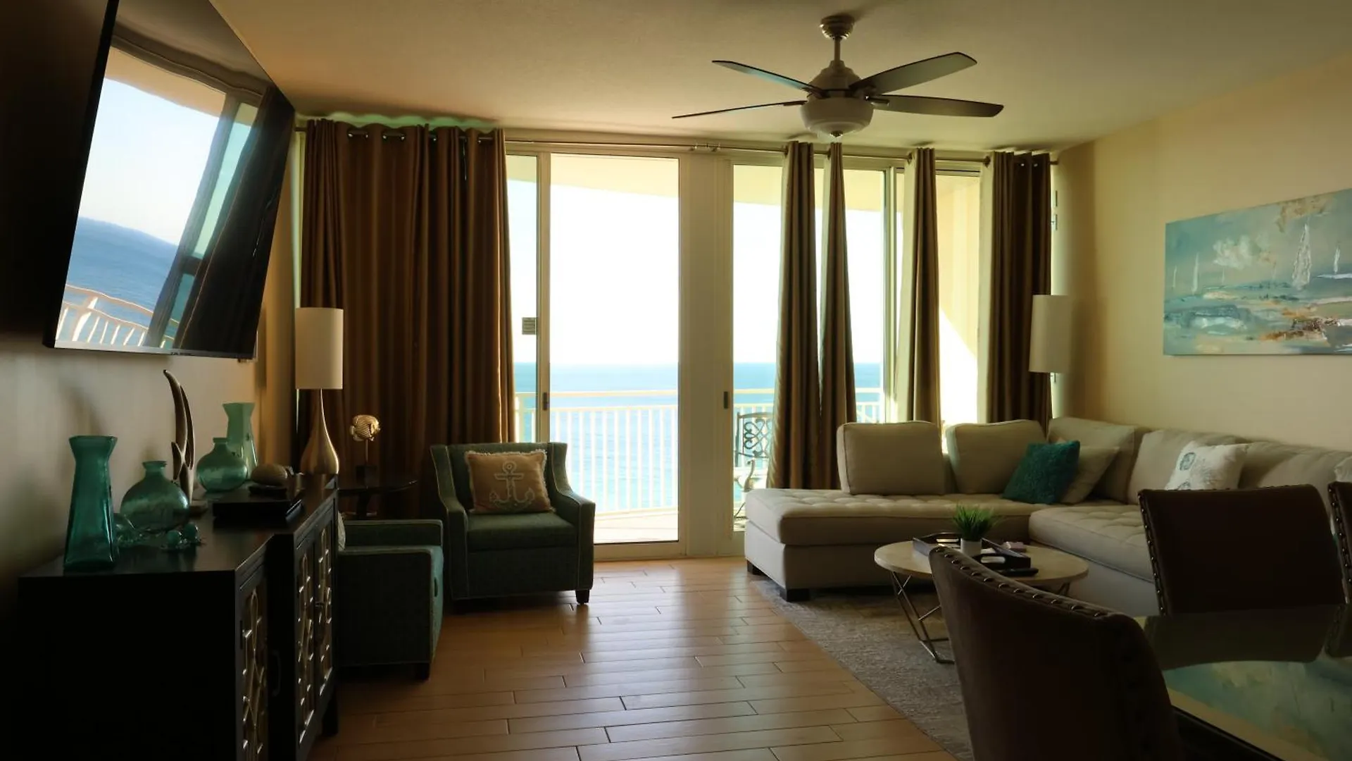 Aqua 1504 Beachfront Condo With Free Beach Chairs بنما سيتي بيتش شقة